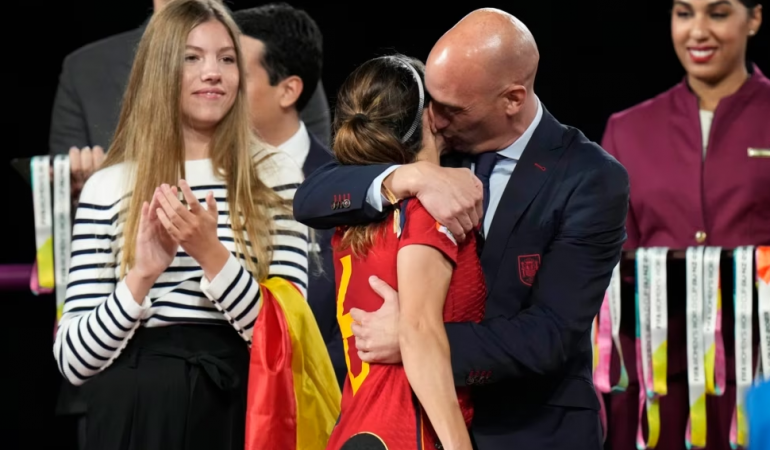 Pas kritikave për puthjen me futbollisten, jep dorëheqjen presidenti i Federatës Spanjolle të Futbollit